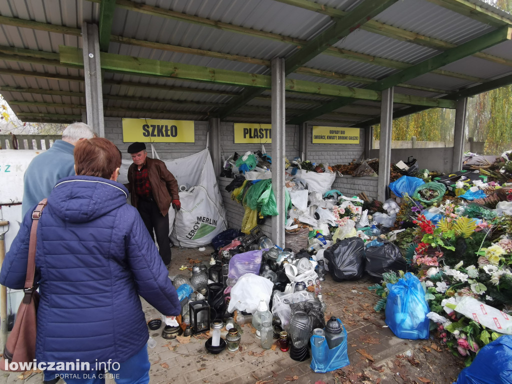 Pryzma śmieci na cmentarzu kateralnym