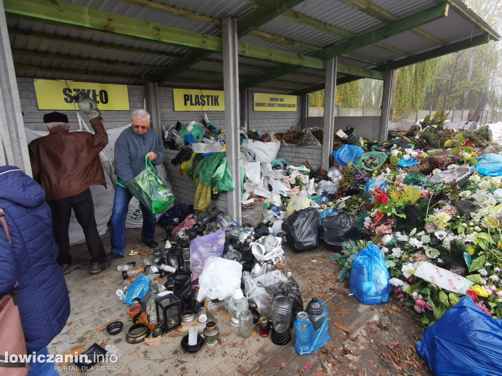 Pryzma śmieci na cmentarzu kateralnym
