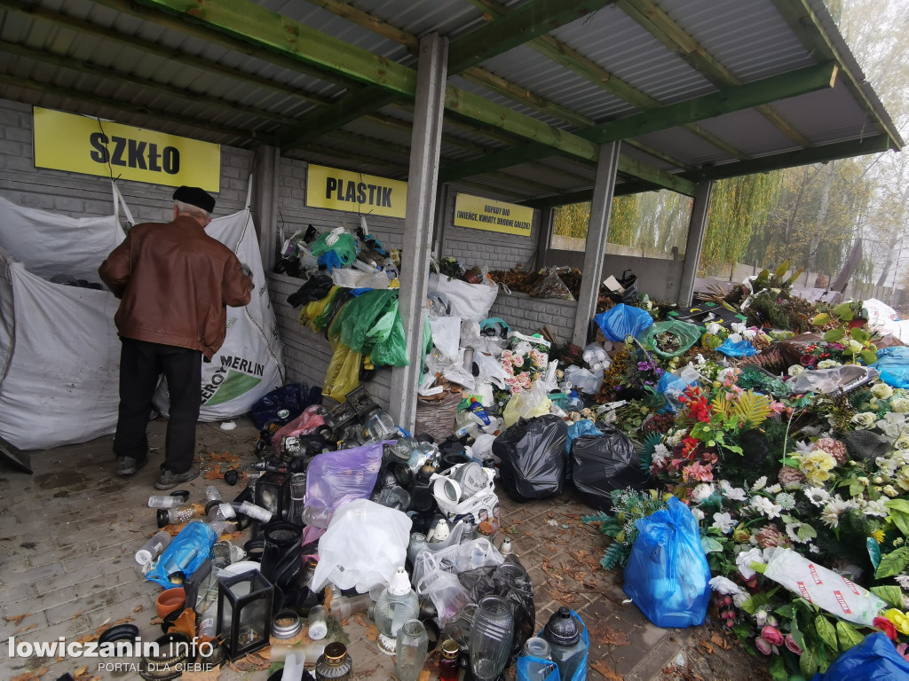 Pryzma śmieci na cmentarzu kateralnym