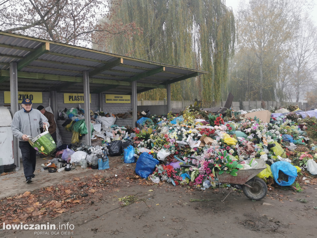 Pryzma śmieci na cmentarzu kateralnym