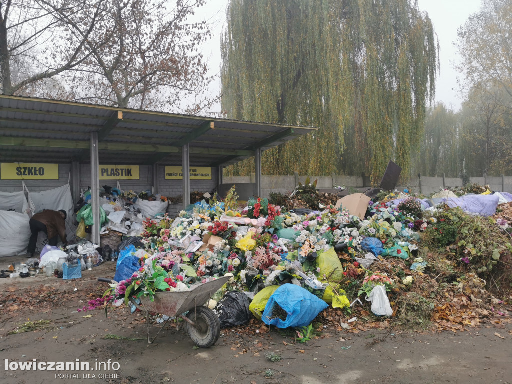 Pryzma śmieci na cmentarzu kateralnym