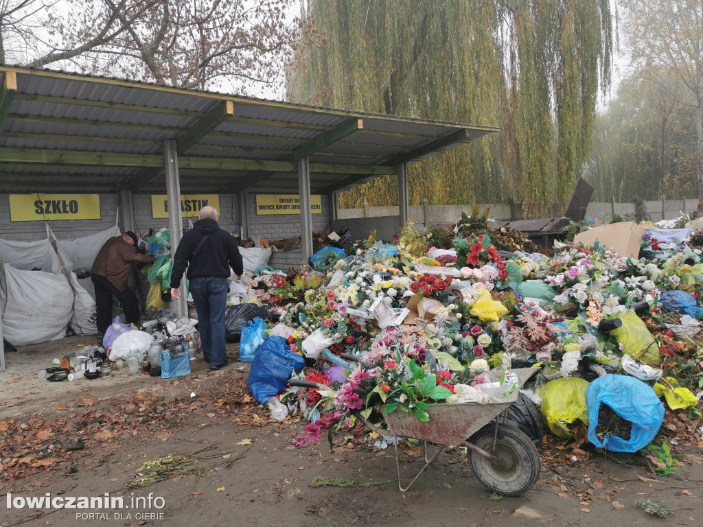 Pryzma śmieci na cmentarzu kateralnym