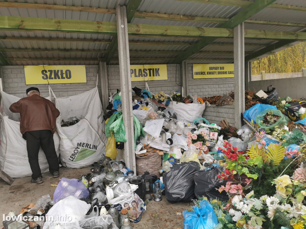 Pryzma śmieci na cmentarzu kateralnym