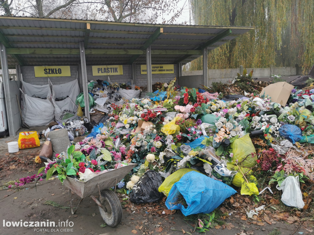 Pryzma śmieci na cmentarzu kateralnym