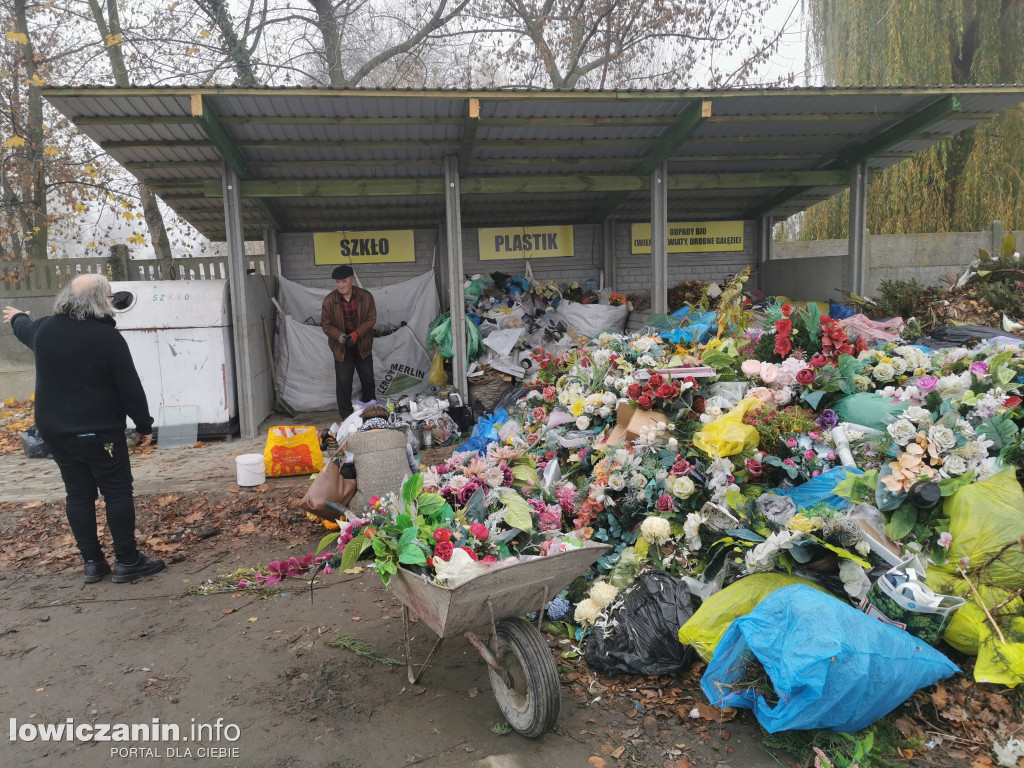 Pryzma śmieci na cmentarzu kateralnym