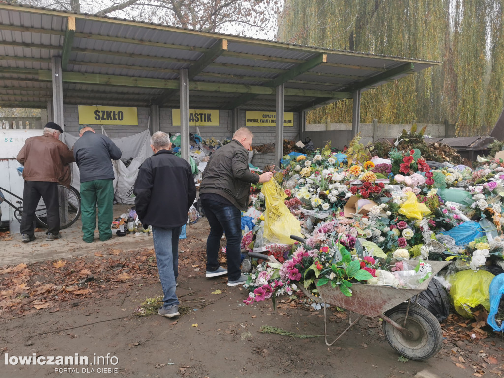 Pryzma śmieci na cmentarzu kateralnym