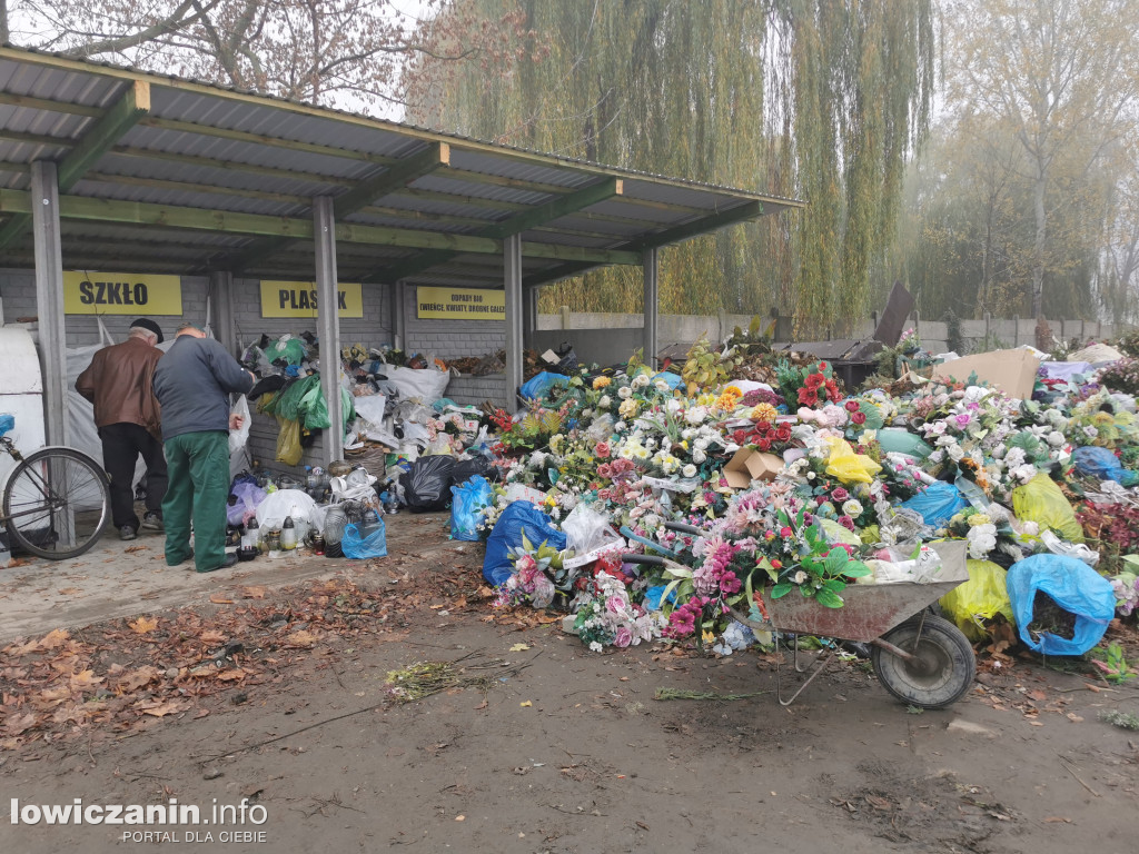 Pryzma śmieci na cmentarzu kateralnym