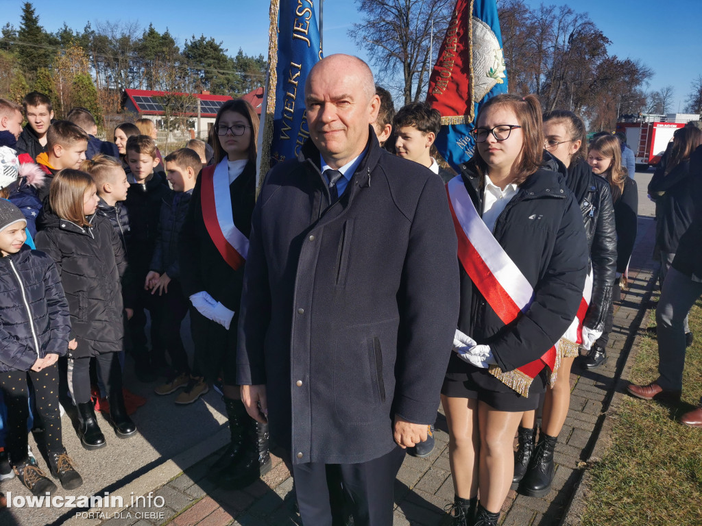 Podniesienie flagi na maszt w Domaniewicach