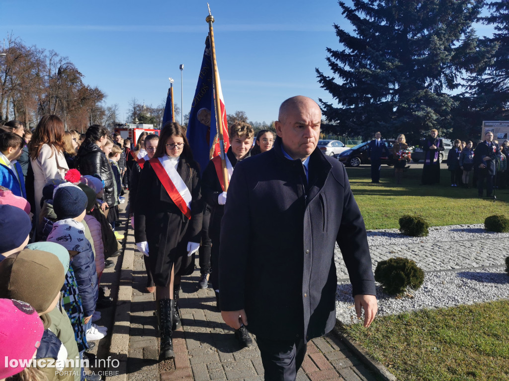 Podniesienie flagi na maszt w Domaniewicach