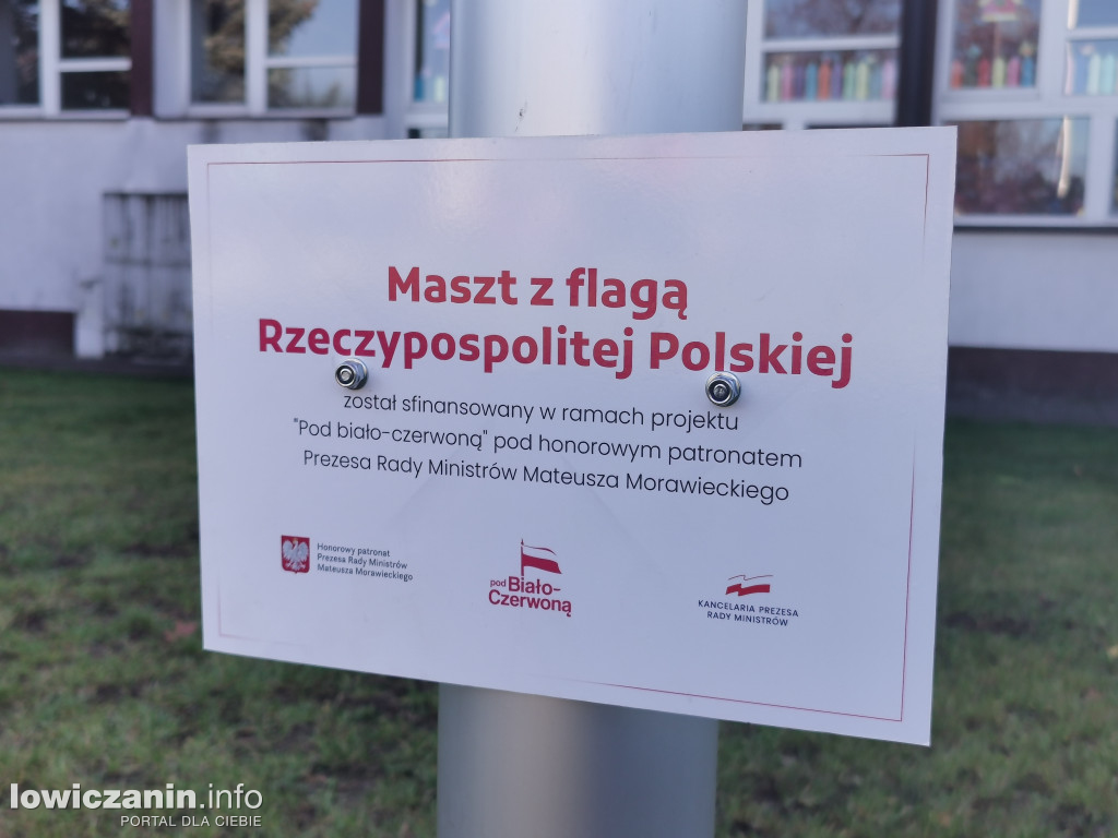 Podniesienie flagi na maszt w Domaniewicach