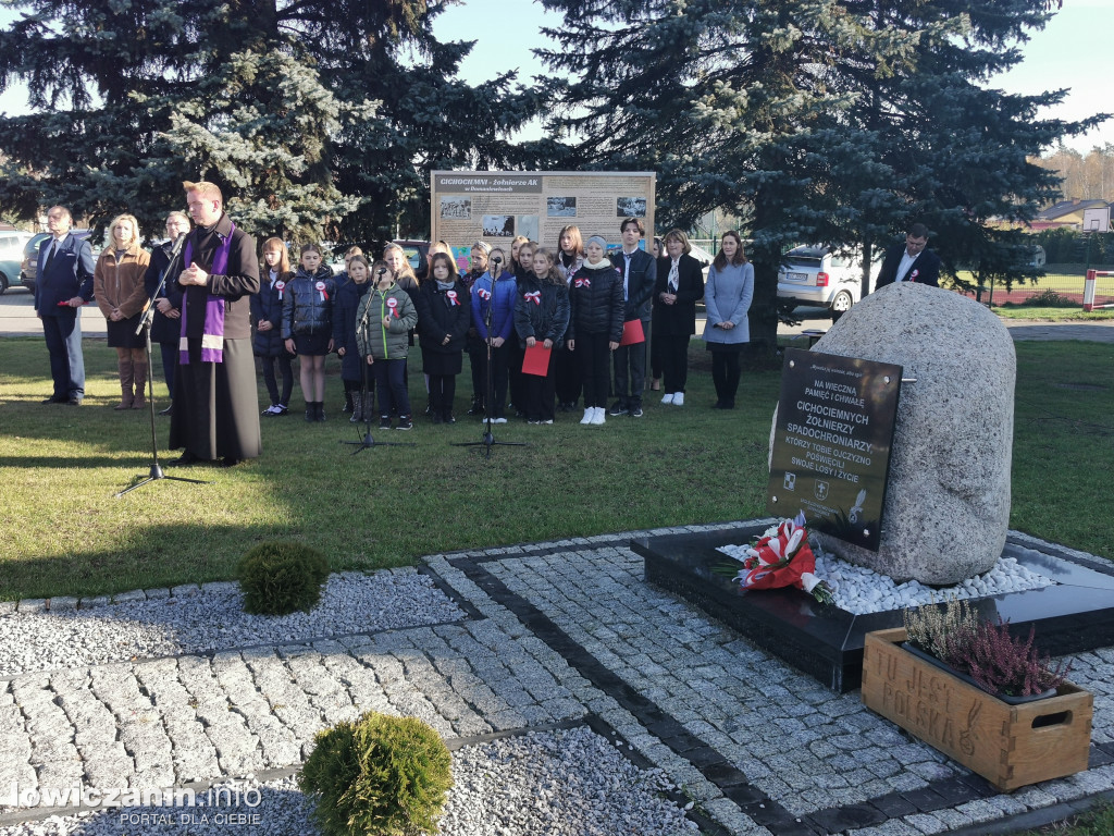 Podniesienie flagi na maszt w Domaniewicach