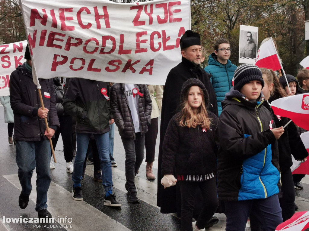 ŁOWICZ. Przemarsz uczniów szkoły pijarskiej z okazji 11 Listopada.