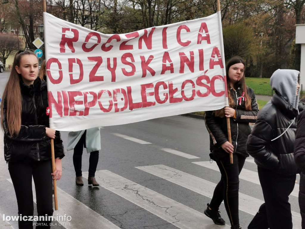 ŁOWICZ. Przemarsz uczniów szkoły pijarskiej z okazji 11 Listopada.