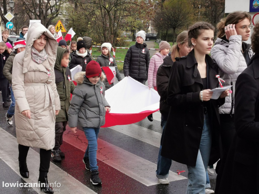 ŁOWICZ. Przemarsz uczniów szkoły pijarskiej z okazji 11 Listopada.