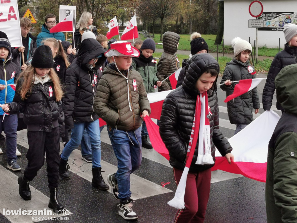ŁOWICZ. Przemarsz uczniów szkoły pijarskiej z okazji 11 Listopada.