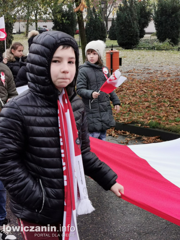 ŁOWICZ. Przemarsz uczniów szkoły pijarskiej z okazji 11 Listopada.