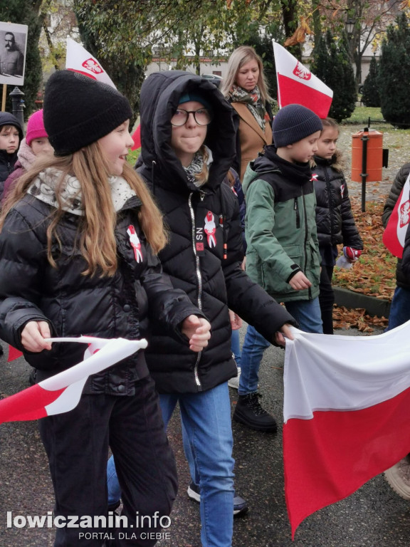 ŁOWICZ. Przemarsz uczniów szkoły pijarskiej z okazji 11 Listopada.