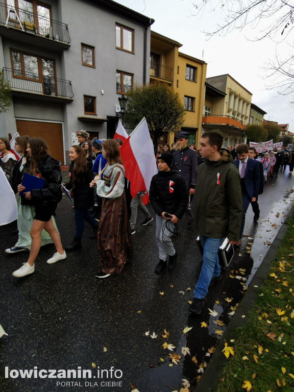 ŁOWICZ. Przemarsz uczniów szkoły pijarskiej z okazji 11 Listopada.