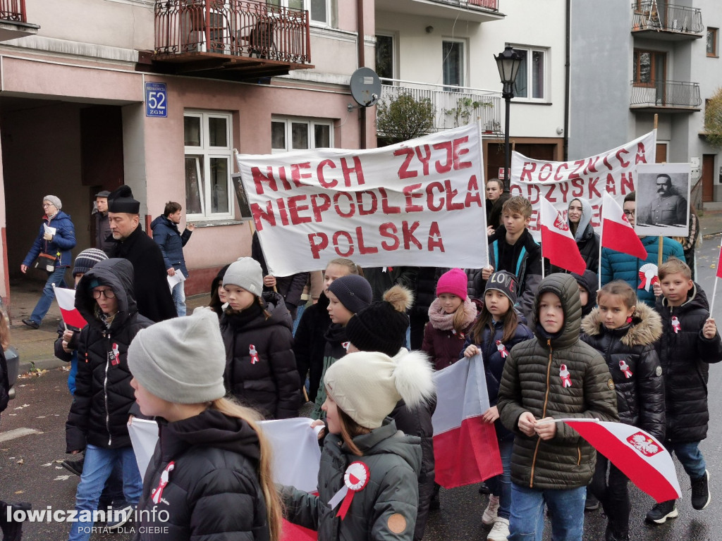 ŁOWICZ. Przemarsz uczniów szkoły pijarskiej z okazji 11 Listopada.
