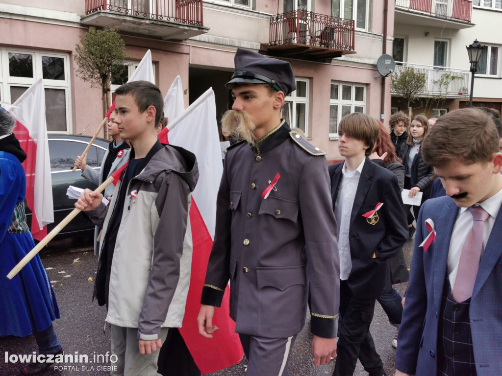 ŁOWICZ. Przemarsz uczniów szkoły pijarskiej z okazji 11 Listopada.