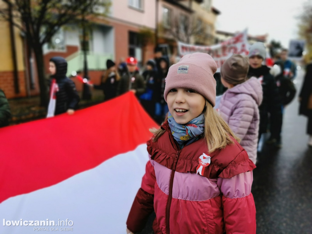 ŁOWICZ. Przemarsz uczniów szkoły pijarskiej z okazji 11 Listopada.