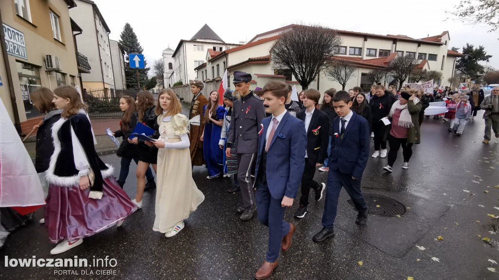 ŁOWICZ. Przemarsz uczniów szkoły pijarskiej z okazji 11 Listopada.