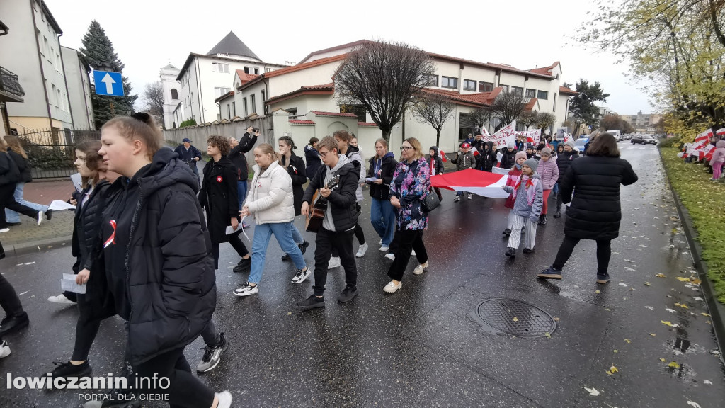 ŁOWICZ. Przemarsz uczniów szkoły pijarskiej z okazji 11 Listopada.