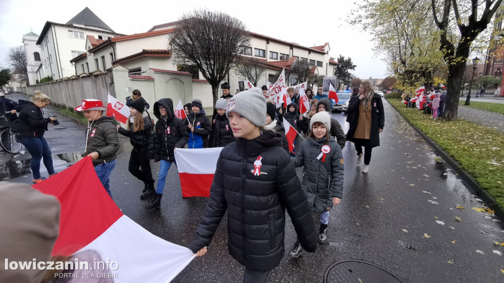 ŁOWICZ. Przemarsz uczniów szkoły pijarskiej z okazji 11 Listopada.