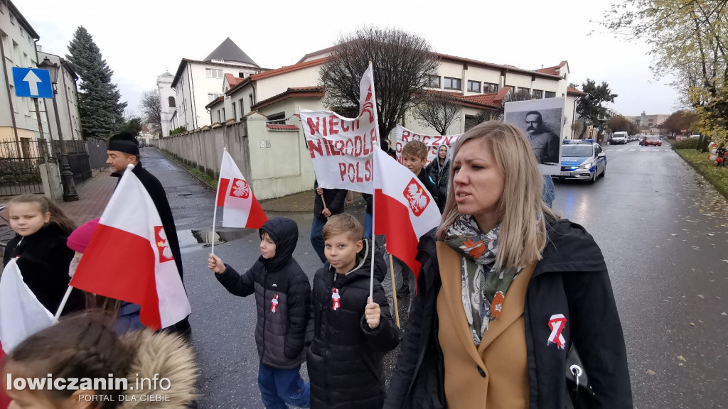 ŁOWICZ. Przemarsz uczniów szkoły pijarskiej z okazji 11 Listopada.