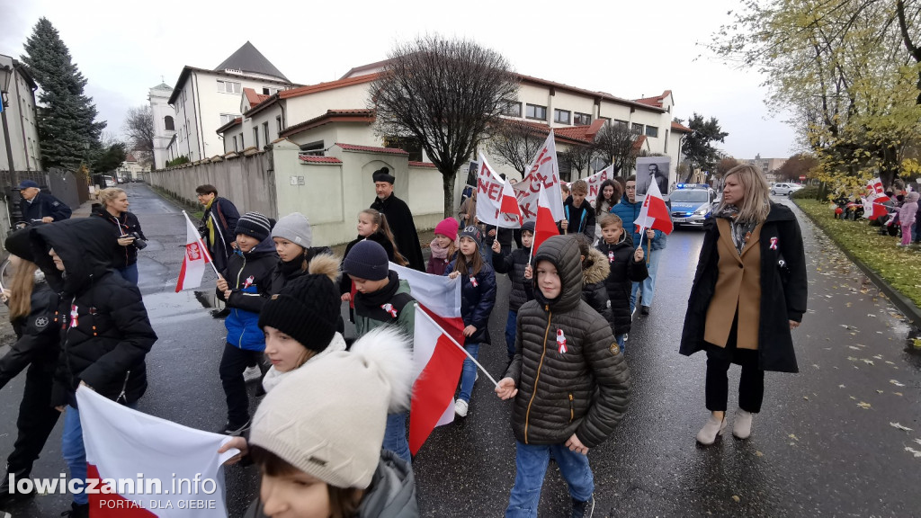 ŁOWICZ. Przemarsz uczniów szkoły pijarskiej z okazji 11 Listopada.