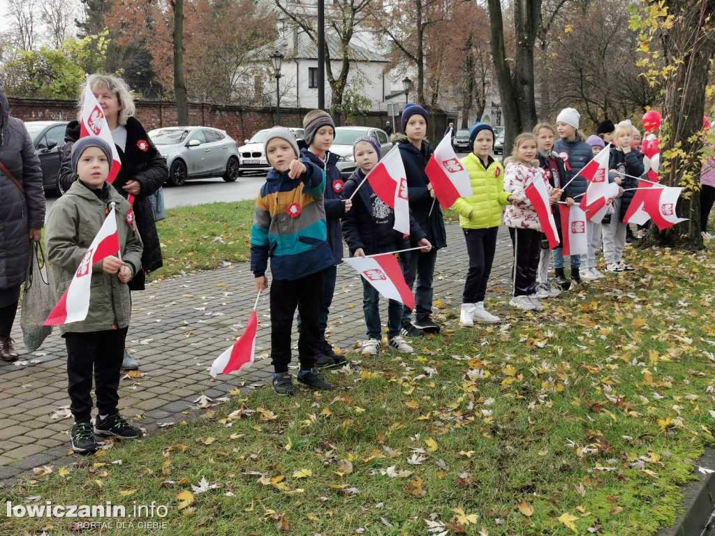 ŁOWICZ. Przemarsz uczniów szkoły pijarskiej z okazji 11 Listopada.