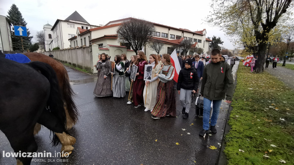 ŁOWICZ. Przemarsz uczniów szkoły pijarskiej z okazji 11 Listopada.