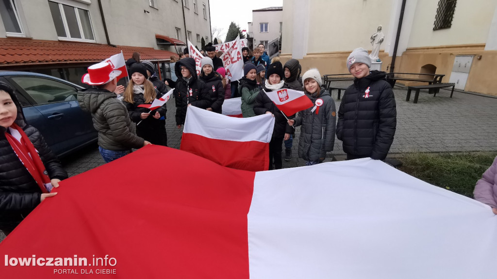 ŁOWICZ. Przemarsz uczniów szkoły pijarskiej z okazji 11 Listopada.