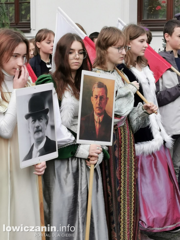 ŁOWICZ. Przemarsz uczniów szkoły pijarskiej z okazji 11 Listopada.