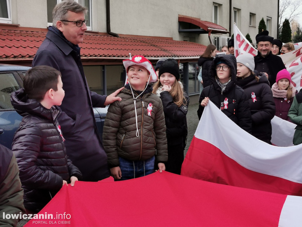 ŁOWICZ. Przemarsz uczniów szkoły pijarskiej z okazji 11 Listopada.