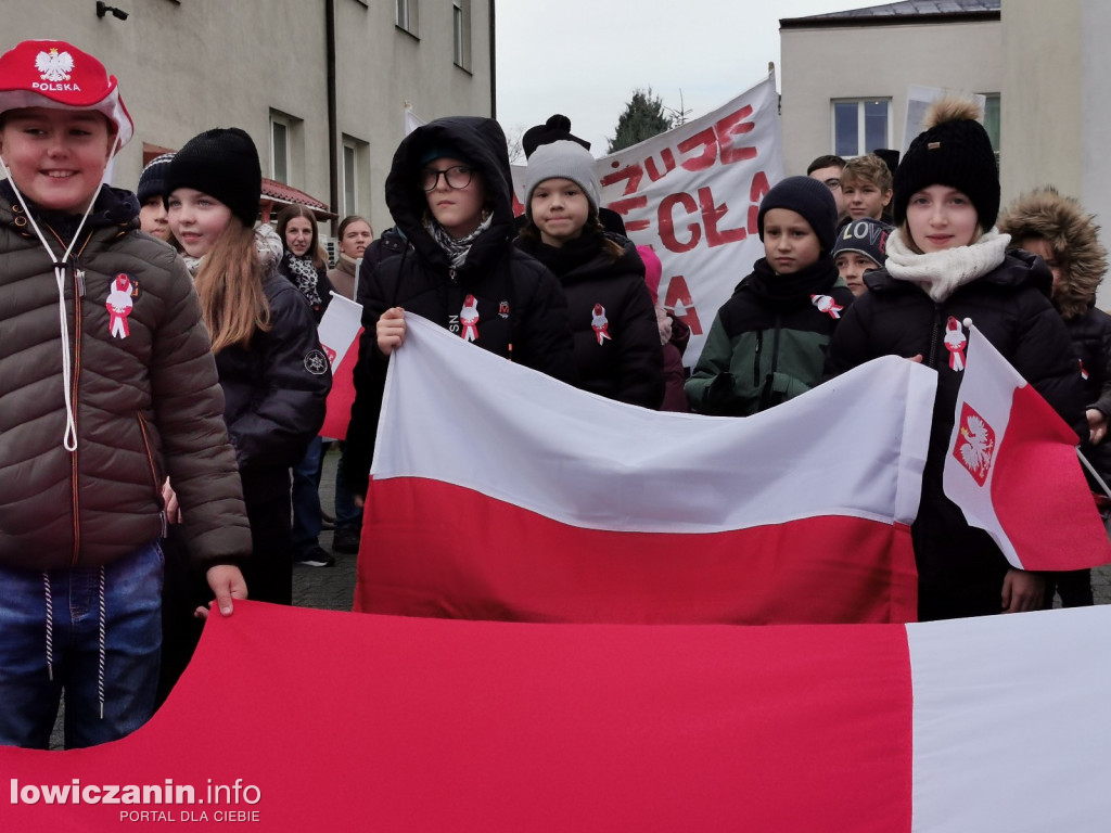 ŁOWICZ. Przemarsz uczniów szkoły pijarskiej z okazji 11 Listopada.