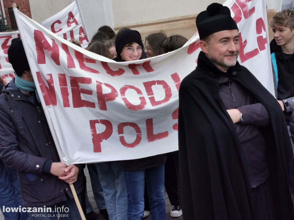 ŁOWICZ. Przemarsz uczniów szkoły pijarskiej z okazji 11 Listopada.