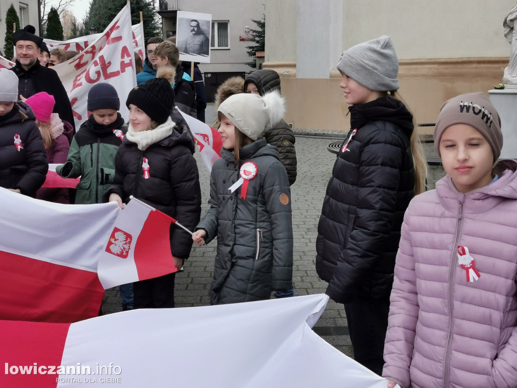 ŁOWICZ. Przemarsz uczniów szkoły pijarskiej z okazji 11 Listopada.