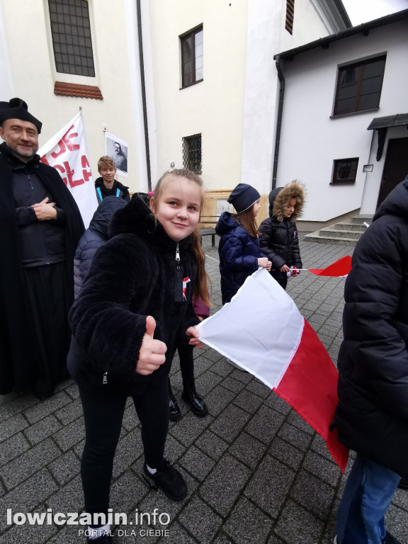 ŁOWICZ. Przemarsz uczniów szkoły pijarskiej z okazji 11 Listopada.