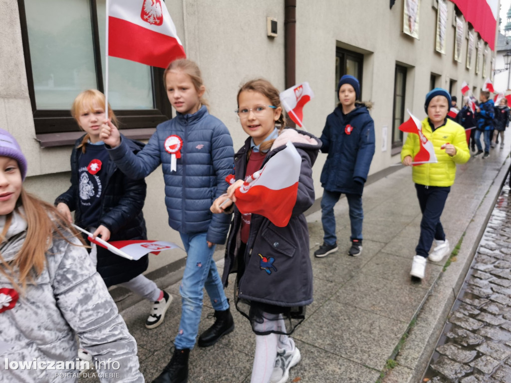 ŁOWICZ. Przemarsz uczniów szkoły pijarskiej z okazji 11 Listopada.