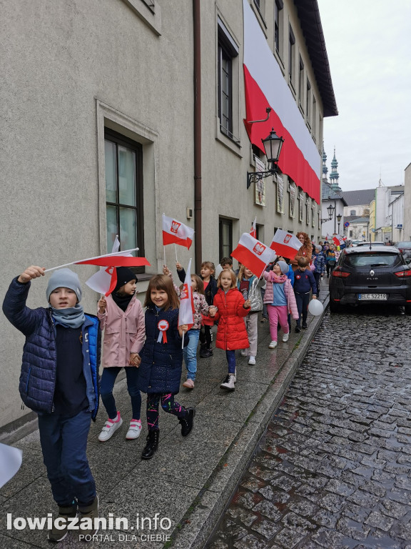 ŁOWICZ. Przemarsz uczniów szkoły pijarskiej z okazji 11 Listopada.