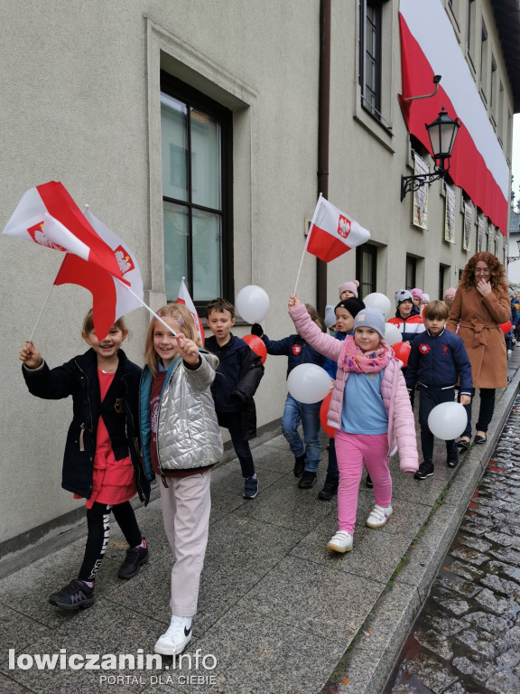 ŁOWICZ. Przemarsz uczniów szkoły pijarskiej z okazji 11 Listopada.