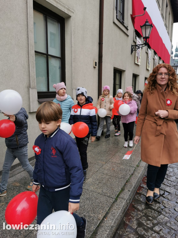 ŁOWICZ. Przemarsz uczniów szkoły pijarskiej z okazji 11 Listopada.