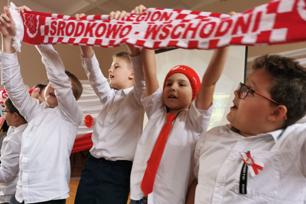 Uroczystość z okazji Święta Niepodległości. SP1 Łowicz.