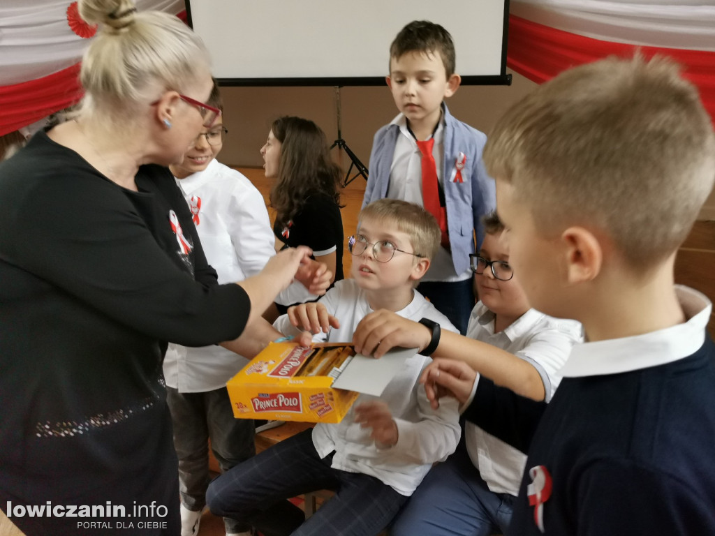 Uroczystość z okazji Święta Niepodległości. SP1 Łowicz.