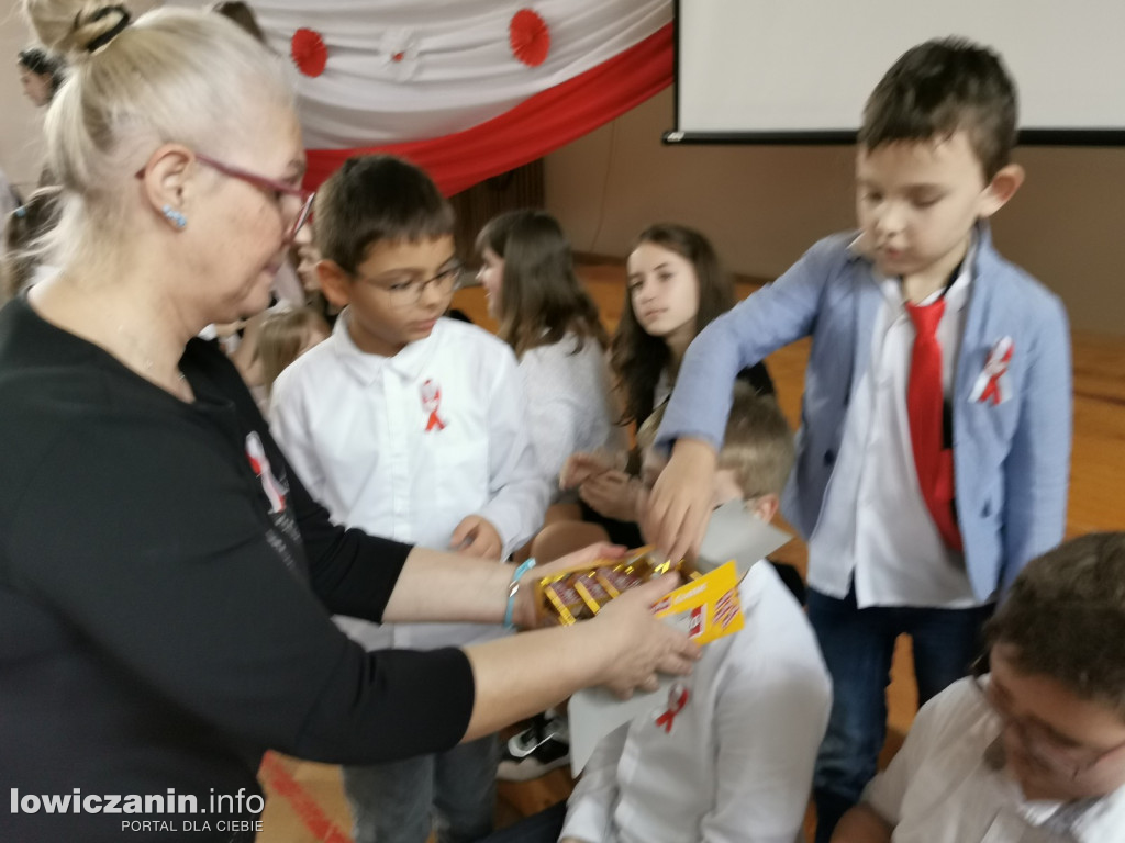 Uroczystość z okazji Święta Niepodległości. SP1 Łowicz.