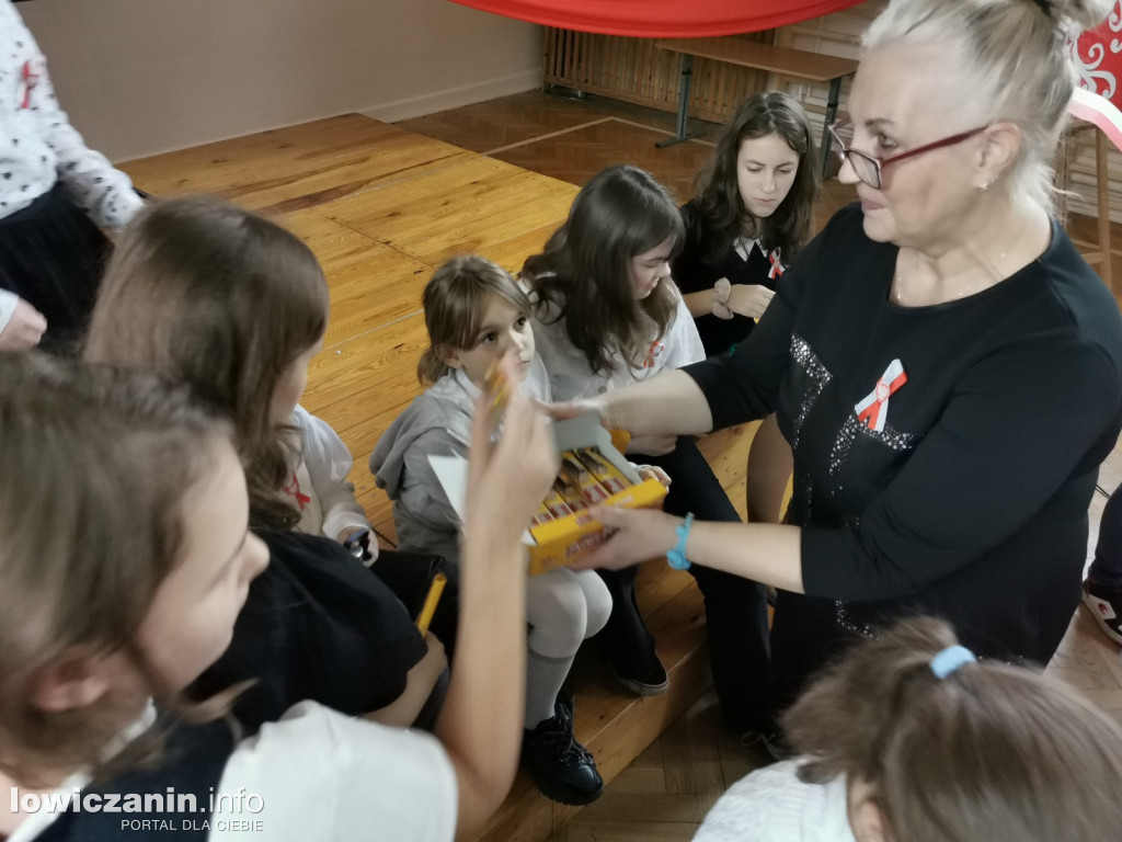 Uroczystość z okazji Święta Niepodległości. SP1 Łowicz.
