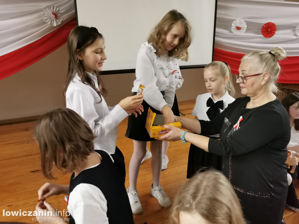 Uroczystość z okazji Święta Niepodległości. SP1 Łowicz.