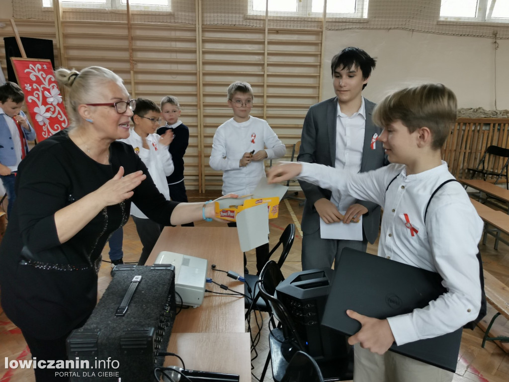 Uroczystość z okazji Święta Niepodległości. SP1 Łowicz.