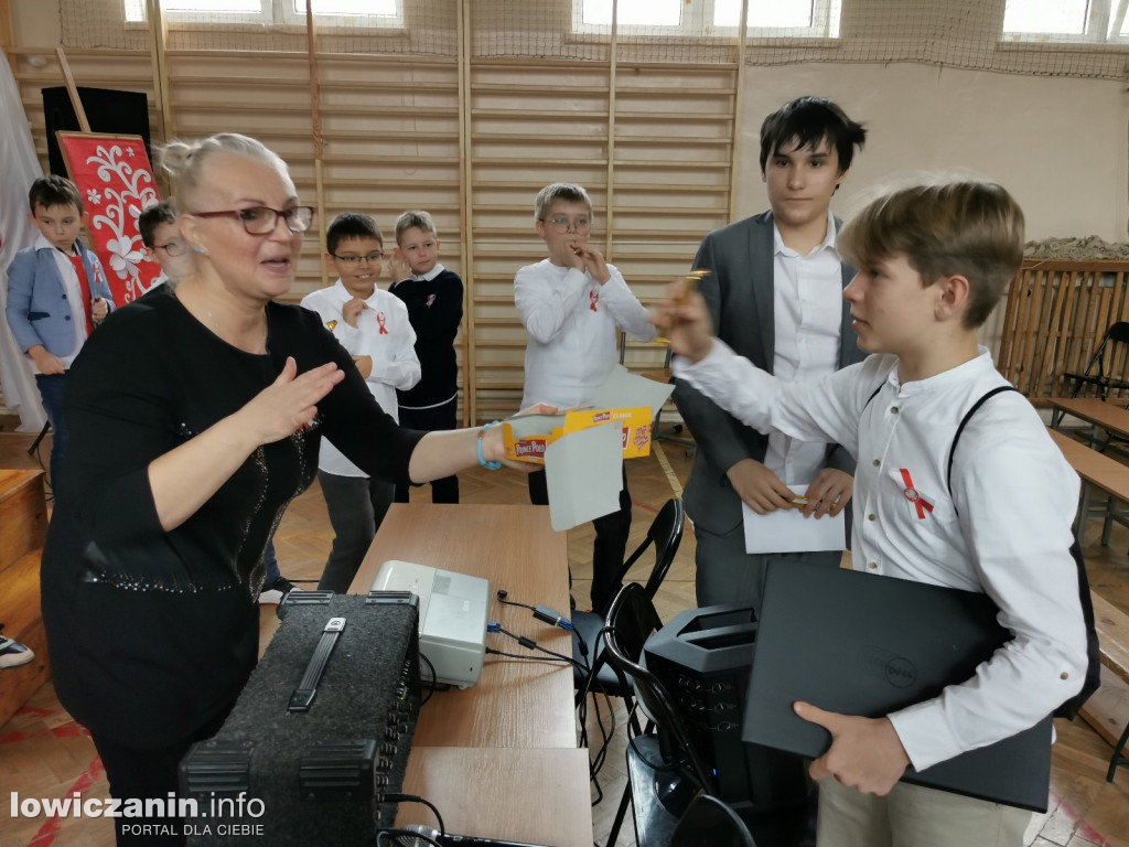 Uroczystość z okazji Święta Niepodległości. SP1 Łowicz.